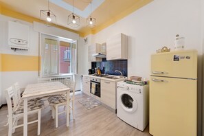 Fridge, oven, stovetop, coffee/tea maker