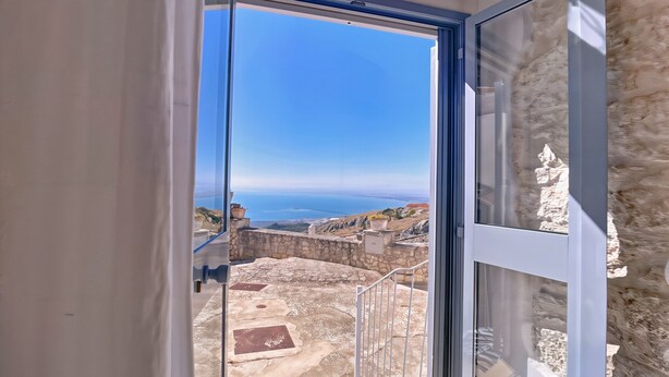 A balcony with a clear view of the sea and rocky terrain. - Studio 'Al Torrione 2' with Sea View and Air Conditioning (Monte Sant'Angelo)