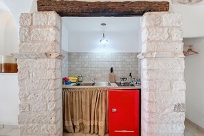 Frigorifero, piano cottura, pentole/stoviglie/utensili