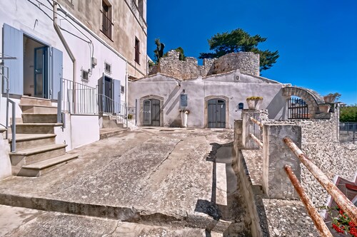 Studio 'Al Torrione 1' with Sea View and Air Conditioning