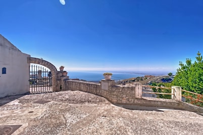 Studio 'Al Torrione 1' with Sea View and Air Conditioning