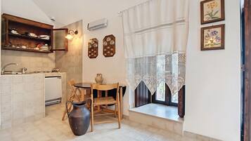 Kühlschrank, Herdplatte, Kochgeschirr/Geschirr/Besteck