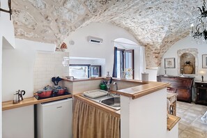 Refrigerador, parrilla de estufa y utensilios de cocina 