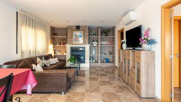 Fernseher, Kamin, DVD-Player, Tischtennisplatte