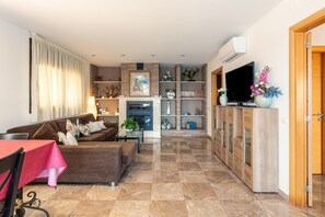 TV, fireplace, DVD player, ping pong - Villa 'Dorita Costa Brava' with Sea Views, Wi-Fi and Air Conditioning (Tordera)