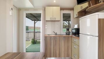 Fridge, microwave, stovetop, coffee/tea maker