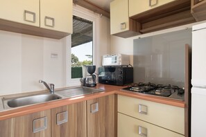 Fridge, microwave, stovetop, coffee/tea maker