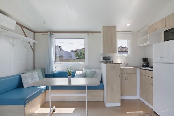 Interior - Mobile Home 'Desirée' with Private Pool, Private Terrace and Private Garden (Conil de la Frontera)