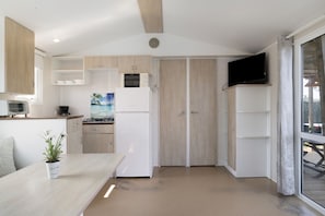 Fridge, microwave, stovetop, coffee/tea maker - Mobile Home 'Desireé' with Private Pool, Private Terrace and Private Garden (Conil de la Frontera)