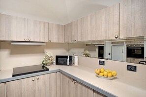 Refrigerador, microondas, horno, placa de cocina