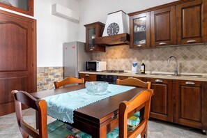 Frigorifero, microonde, forno, piano cottura