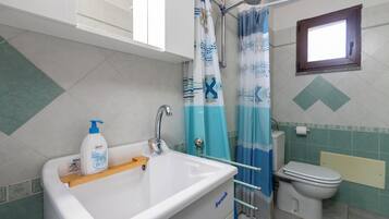 Dusche, Haartrockner, HandtĂŒcher