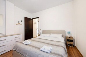 Iron/ironing board, free WiFi, bed sheets