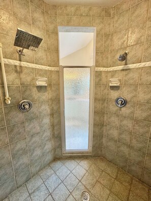 Douche, séchoir à cheveux, serviettes fournies