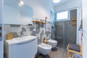 Douche, sèche-cheveux, serviettes fournies