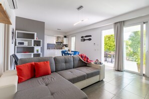 TV - Apartment 'Deluxe Vista Mare' with Sea View, Wi-Fi and Air Conditioning (Ragusa)