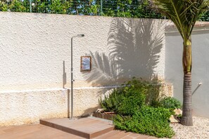 Property grounds - Apartment 'Deluxe Vista Mare' with Sea View, Wi-Fi and Air Conditioning (Ragusa)