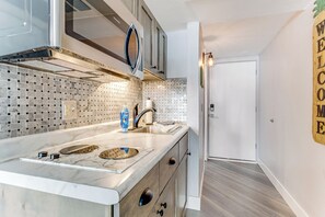 Kühlschrank, Mikrowelle, Herdplatte, Wasserkocher mit Kaffee-/Teezubehör