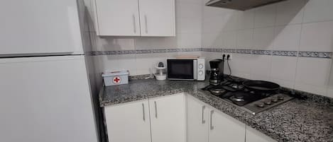 Réfrigérateur, micro-ondes, plaque de cuisson, cafetiÚre/bouilloire
