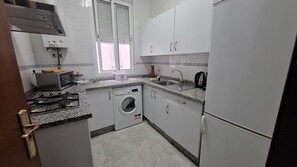 Réfrigérateur, micro-ondes, plaque de cuisson, cafetière/bouilloire
