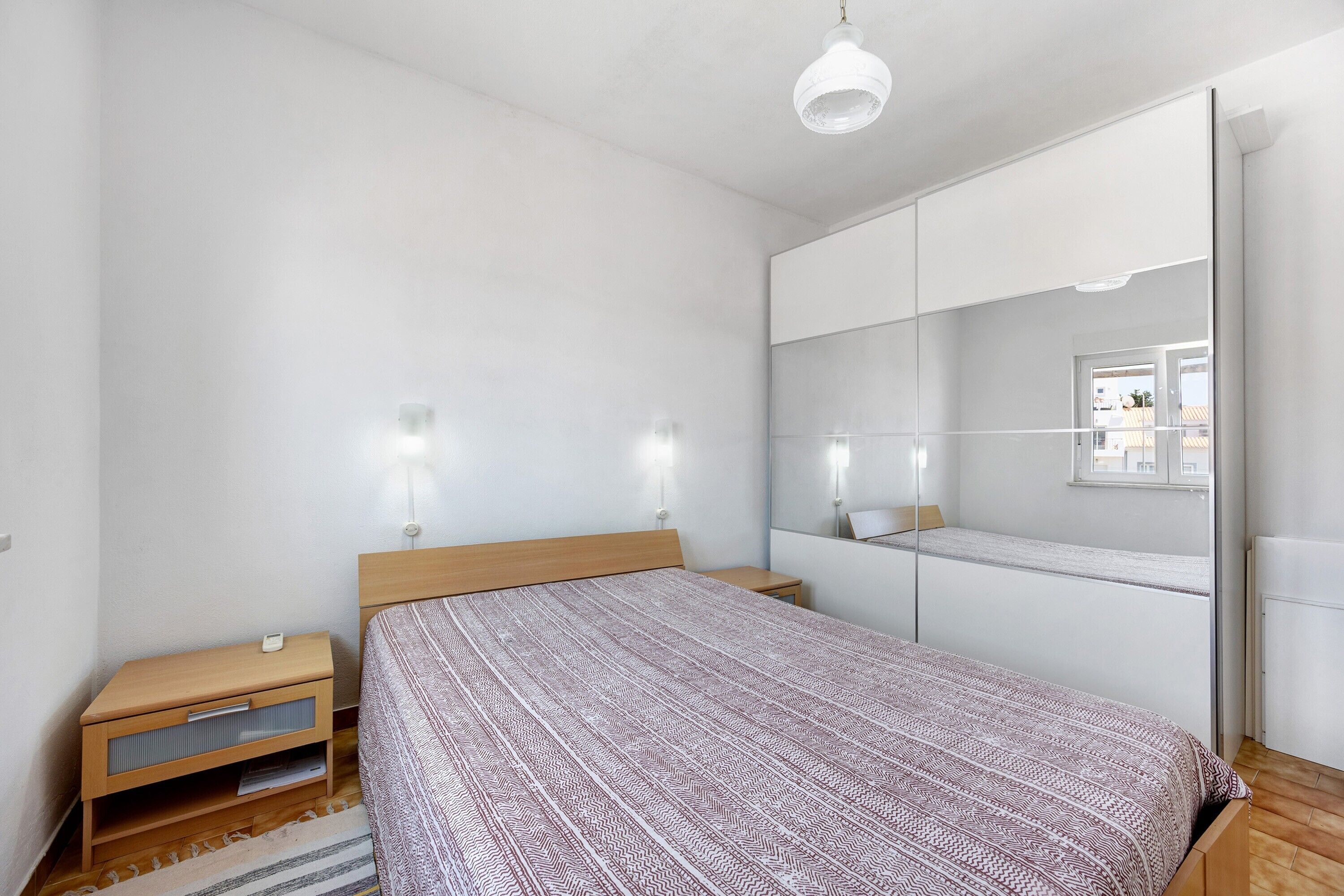 1 dormitori, planxa i posts de planxar, wifi gratuïta i roba de llit 