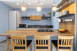 Fridge, microwave, oven, stovetop - Apartment with View on swimming pool, Wi-Fi and Air Conditioning (Ragusa)