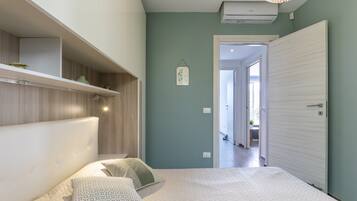 Iron/ironing board, free WiFi, bed sheets