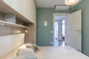 Planxa i posts de planxar, wifi gratuïta i roba de llit 