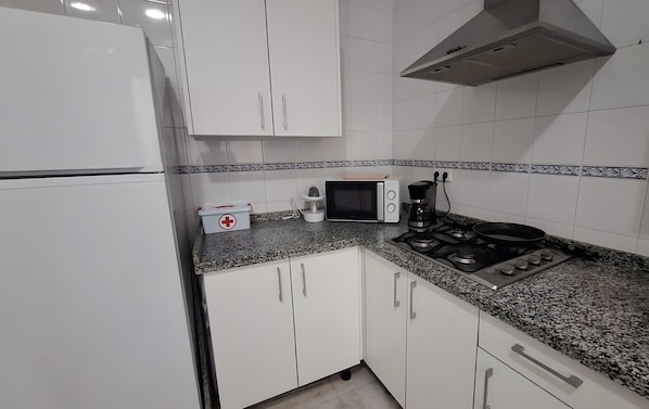 Kühlschrank, Mikrowelle, Herdplatte, Wasserkocher mit Kaffee-/Teezubehör