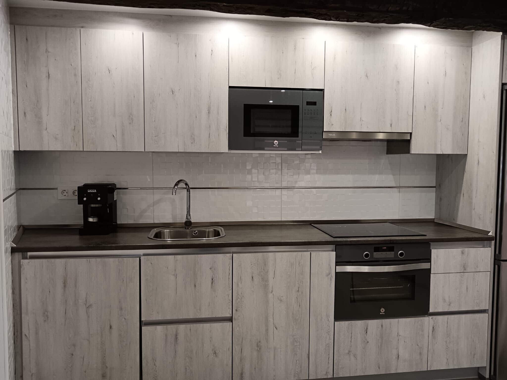 Réfrigérateur, four à micro-ondes, un four, surface de cuisson