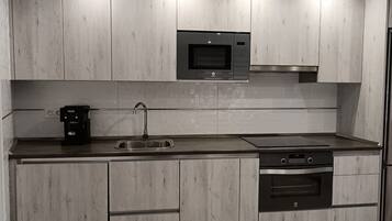 Réfrigérateur, four à micro-ondes, un four, surface de cuisson