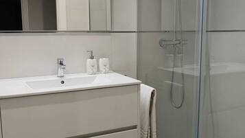 Een douche, een haardroger, handdoeken