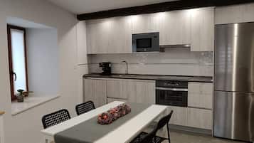 Frigorífico, microondas, horno y placa de cocina