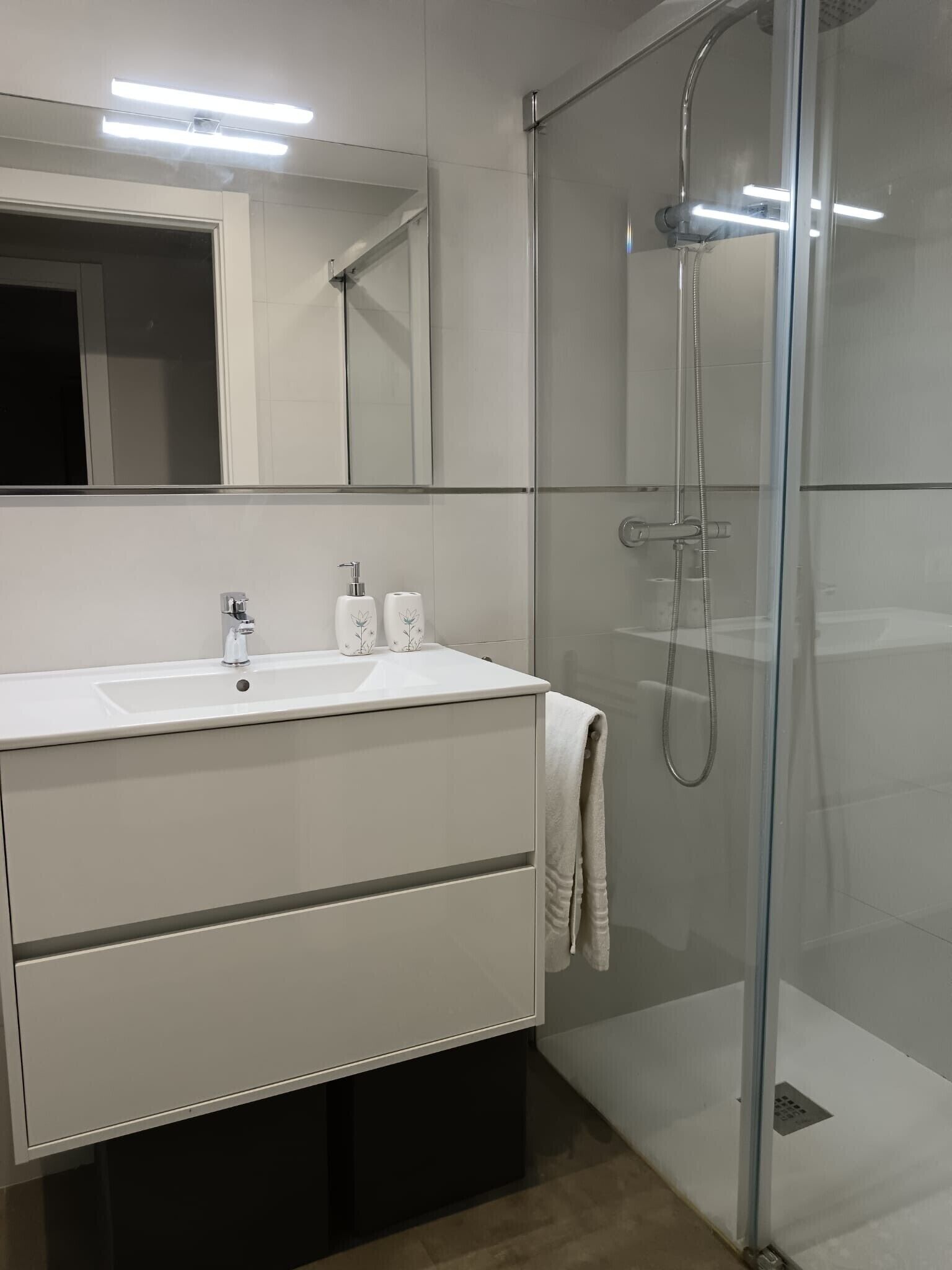 Douche, sèche-cheveux, serviettes fournies