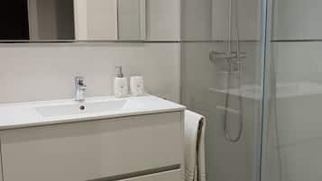 Ducha, secador de pelo y toallas