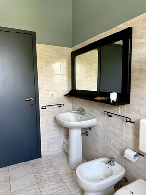 Regadera, secadora de cabello, toallas 