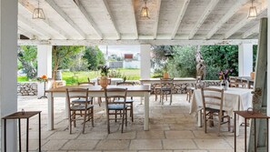 تناول الطعام بالخارج