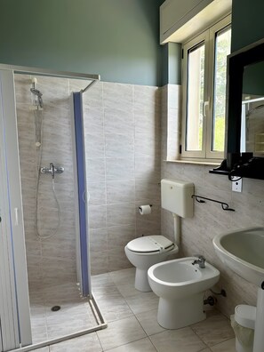 تجهيزات دش، مجففات شعر، مناشف