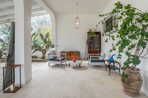 Terrace/patio - Room 'Flora 3' with Shared Terrace, Wi-Fi and Air Conditioning (Ortelle)