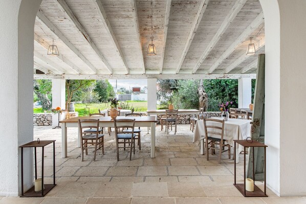 Outdoor dining - Room 'Flora 3' with Shared Terrace, Wi-Fi and Air Conditioning (Ortelle)