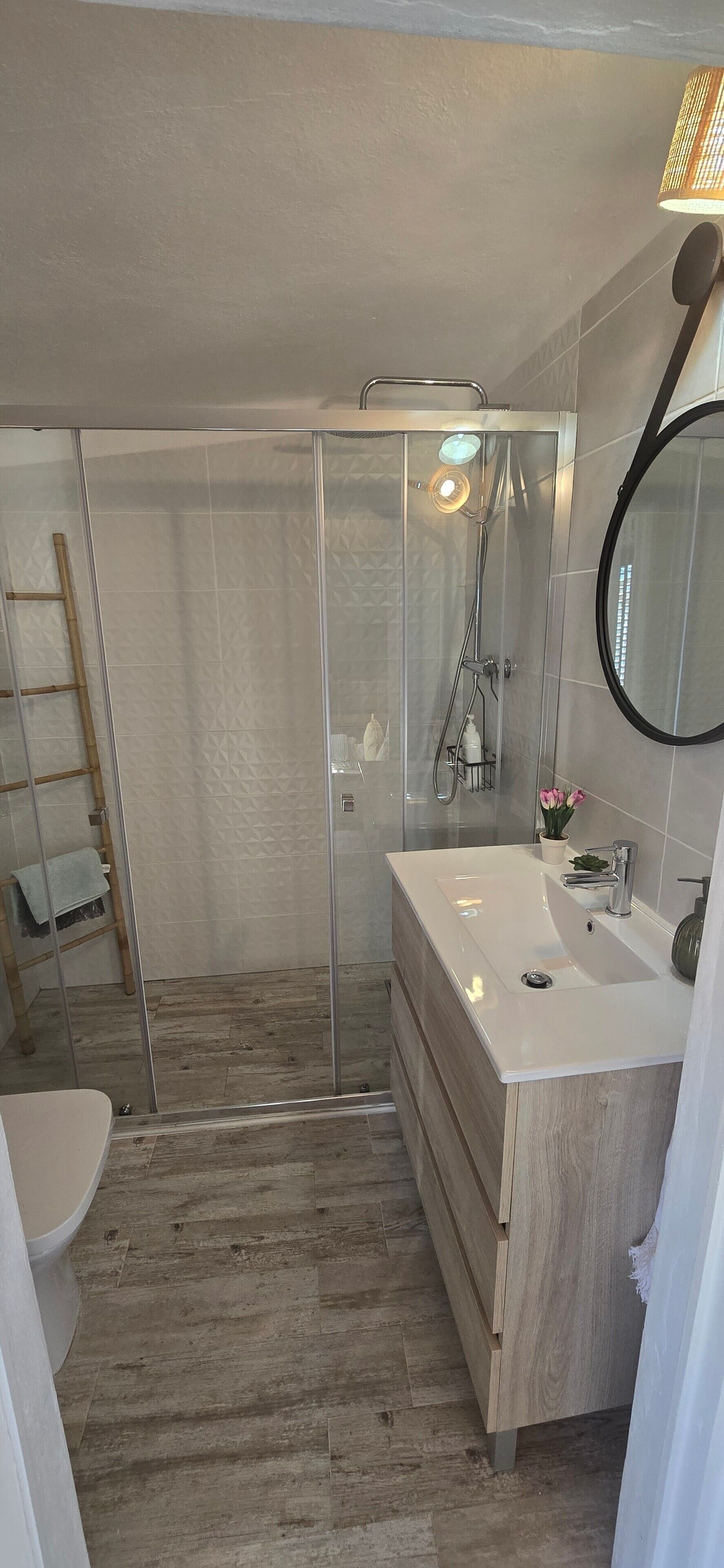 Een douche, een haardroger, handdoeken