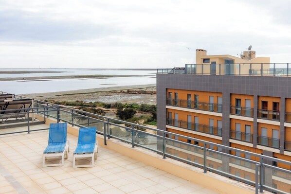 Terrace/patio - Apartment 'Marina Formosa' with Shared Pool, Wi-Fi and Air Conditioning (Olhão)