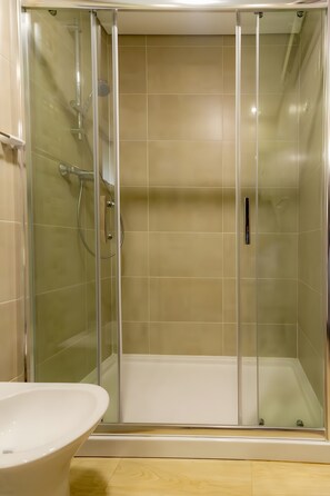 Douche, serviettes fournies