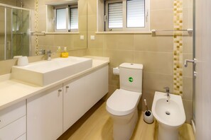 Douche, serviettes fournies