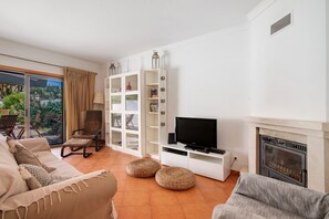 TV - Holiday Home 'Lota Village 32' with Private Terrace, Wi-Fi and Air Conditioning (Manta Rota)