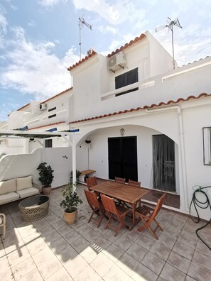 Outdoor dining - Holiday Home 'Altura Retro Beach' with Private Terrace, Wi-Fi and Air Conditioning (Altura)
