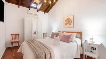 2 slaapkamers, een strijkplank/strijkijzer, gratis wifi, beddengoed