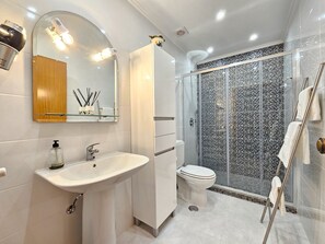 Shower, towels