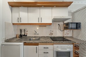 Kylskåp, mikrovågsugn, ugn och spishäll