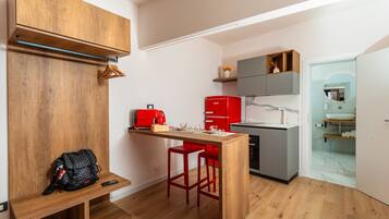 Kühlschrank, Ofen, Herdplatte, Wasserkocher mit Kaffee-/Teezubehör